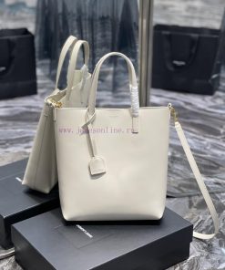 Yves Saint Laurent Bags 𝑺𝒉𝒐𝒑𝒑𝒊𝒏𝒈 𝒕𝒐𝒕𝒆 𝒃𝒂𝒈_A simple and low-key solid color shopping bag, paired with a metal logo pe ga9clxyk