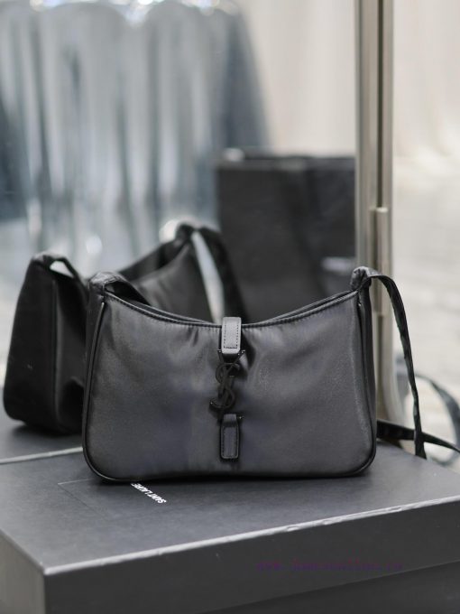 Yves Saint Laurent Bags Black buckle nylonLE 5 A ̀ 7_ Nylon versionSalt college style single shoulder crossbody bag d2u7zhnn