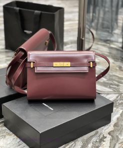 Yves Saint Laurent Bags 𝑴𝒂𝒏𝒉𝒂𝒕𝒕𝒖 Wine red_The latest revision of the Manhattan baguette bag features a full leather pn2mg7ma