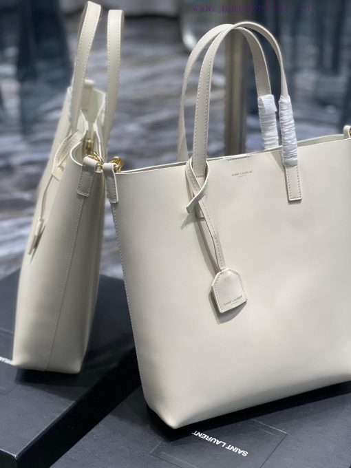 Yves Saint Laurent Bags 𝑺𝒉𝒐𝒑𝒑𝒊𝒏𝒈 𝒕𝒐𝒕𝒆 𝒃𝒂𝒈_A simple and low-key solid color shopping bag, paired with a metal logo pe ea2um979 - Image 4
