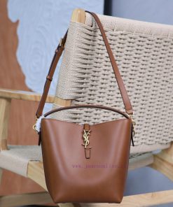 Yves Saint Laurent Bags The new super beautiful water bucket bag from LE 5A ̀ 7 series comes with a handheld handle. d65li3pp
