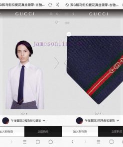 This blue tie is adorned with a jacquard pattern that highlights the double G and horseclip piwpeko3