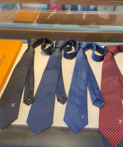 The new LV tie with packaging is coming soon. The classic Louis Vuitton tie features a checkcyyabvcm