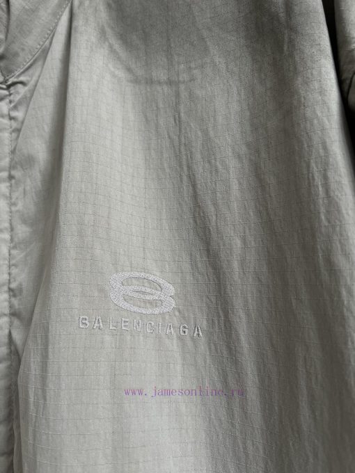 Balenciaga's New Coat From Balenciaga Photographed In Real Video. Used Spray Painted Dirty Set zqxbsz2f - Image 4