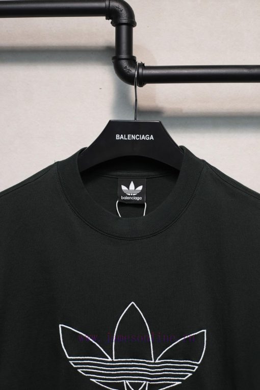 𝐁 A 𝐋 EN 𝐂 IA 𝐆 A Joint Adidas Classic Embroidered Short Sleeve T-shirtWeighing 240 Grams The F wkjzn4ty - Image 4