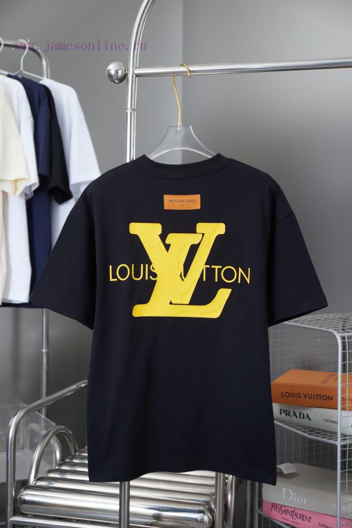 Louis Vuitton 25SS Early Spring New Style 3D Rubber Grinding Foam Woglue Short SleeveLight Luxu mu7fcvo9 - Image 3