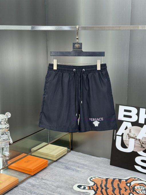 Versace 2024 Spring/Summer New Beach Pants Shorts Official Website Synchronized With Original 1 tkl320k3