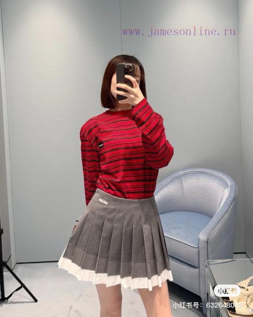 M123  Miumiu 25ss Early Spring New Christmas Essential Red Loose Long Sleeve T-shirt In Stock M udnitkzi - Image 7