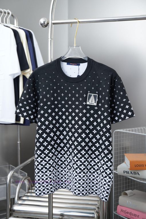 The New LV Louis 25ss Cotton T-shirt Features Intricate Jacquard Knitting To Present A Gradient 9mfxxj71 - Image 2