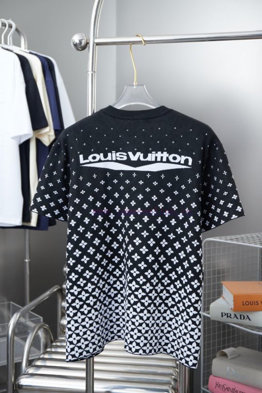 The New LV Louis 25ss Cotton T-shirt Features Intricate Jacquard Knitting To Present A Gradient 9mfxxj71 - Image 3