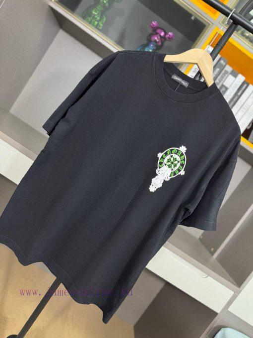 Chrome Hearts 2025 Spring/Summer New Horseshoe Cross Printed Short Sleeved T-shirt With 26 Coun s6rsumaf - Image 3