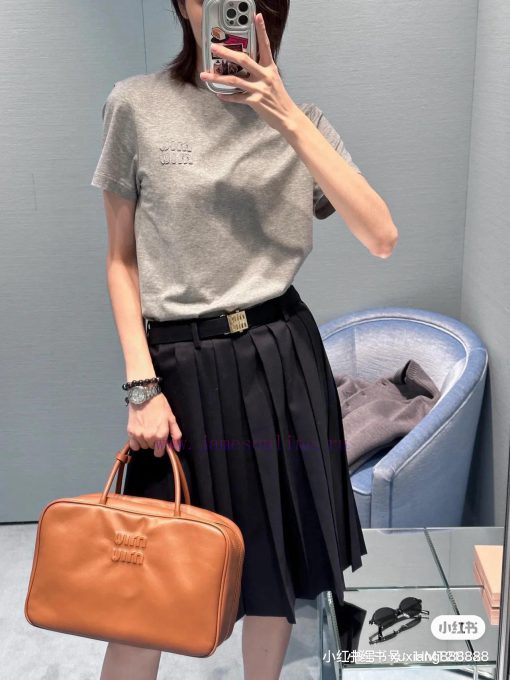 M192 Miumiu Synchronous Solid Color Patch Embroidered Round Neck Short Sleeved T-shirt In Stock epo7yn6h - Image 4