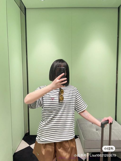 M167 PRADA Prada 25ss New Striped Pocket Embroidered Short Sleeved T-shirt In Stock Focus On Qu 7153e85s - Image 3