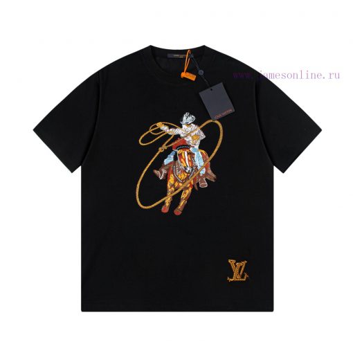 LV Louis Spring/Summer New Embroidered Short Sleeved T-shirt With Front And Back Panels Made Of 6atvpwde - Image 2