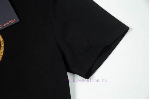 LV Louis Spring/Summer New Embroidered Short Sleeved T-shirt With Front And Back Panels Made Of 6atvpwde - Image 9