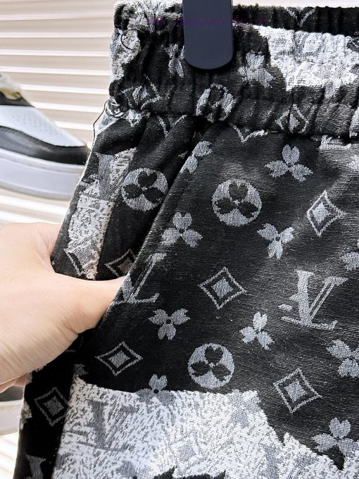 Lv's Three Standards Are Complete. The New Men's Casual Shorts For The Summer Of 2025 Are Made 663ykv32 - Image 11