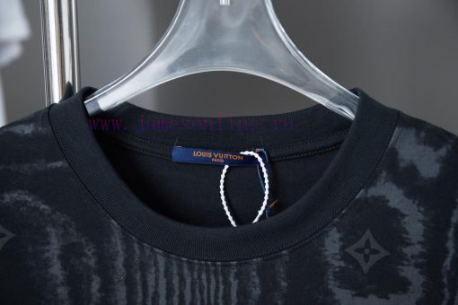 Louis LV 25ss Early Spring New Short Sleeved Ripple Texture LV Printed Foam Short SleevedLight 0gzyr2sl - Image 4