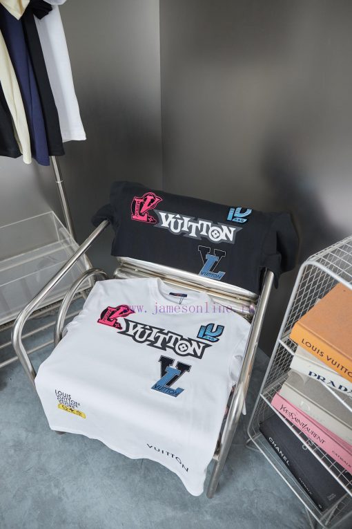 Louis LV 25ss Early Spring New Short Sleeved Toothbrush Embroidered With LV Letters Short Sleev exjj4n76 - Image 9