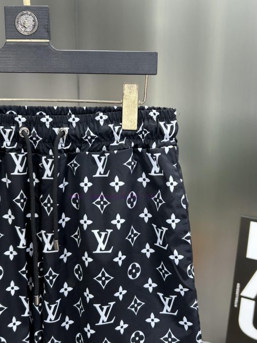 LV 2024 Spring And Summer New Beach Pants Five Cent Shorts Official Website Synchronized With O vo2z83e7 - Image 4