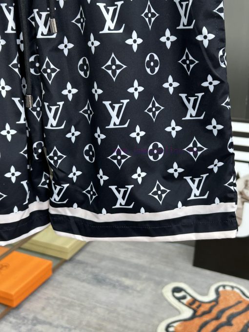 LV 2024 Spring And Summer New Beach Pants Five Cent Shorts Official Website Synchronized With O vo2z83e7 - Image 7