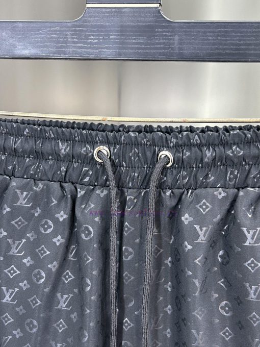 LV 2025 Spring And Summer New Embossed Beach Pants Quarter Shorts Official Website Synchronized uwve9x5v - Image 6