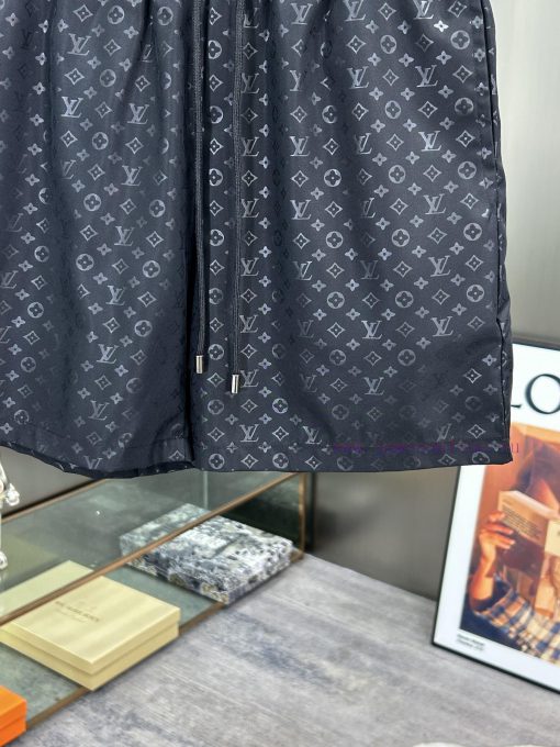 LV 2025 Spring And Summer New Embossed Beach Pants Quarter Shorts Official Website Synchronized uwve9x5v - Image 7