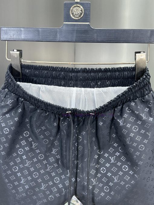 LV 2025 Spring And Summer New Embossed Beach Pants Quarter Shorts Official Website Synchronized uwve9x5v - Image 11