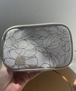 /Estee Lauder's Luxurious White Gold Sample Four Piece Leather Bag Contains 30ml Essence Water d7j7a3i4