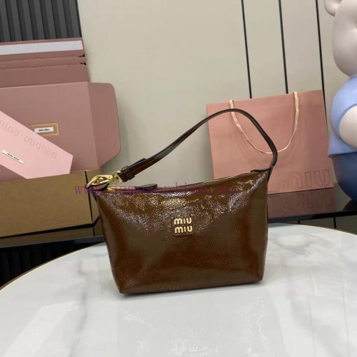 MiuMiu Bags The New Oil Wax Patent Leather Lunch Box Bag Comes With A Unique Ice Cracking Texture The Iconi f4xi4ddt