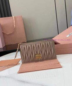 MiuMiu Bags The Latest Pocket Wallet Card Bag Comes With A Complete Set Of Original Packaging Featuring Top ue8s8h0i
