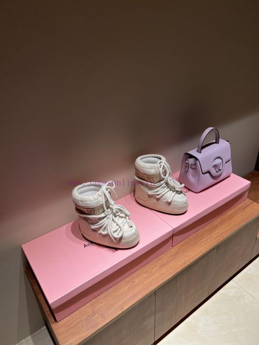The MostForget About UGG Gucci Fashionistas Are All Wearing Moon Boot Snow BootsIf You Find It c14t1x90 - Image 2