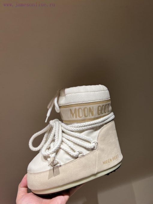 The MostForget About UGG Gucci Fashionistas Are All Wearing Moon Boot Snow BootsIf You Find It c14t1x90 - Image 9