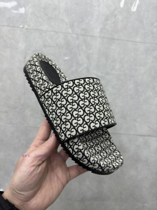 P Unisex GG Gucci SlippersGucci Women's Signature Shoes Highlight A Striking Theme With A Full 0vu166sq - Image 9