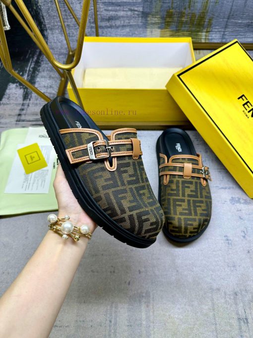 FENDI's Latest Round Headed Flat Bottom Slippers Made Of Brown FF Jacquard Fabric With Detailed hhf3z537