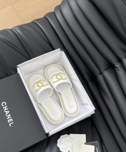 Chanel's New Double C Willow SlippersThis Season's Honey Looks So Good When Dragged On FootThe 2w09ijqp