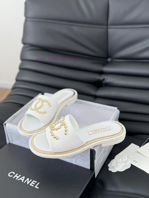 Chanel's New Double C Willow SlippersThis Season's Honey Looks So Good When Dragged On FootThe 2w09ijqp - Image 4