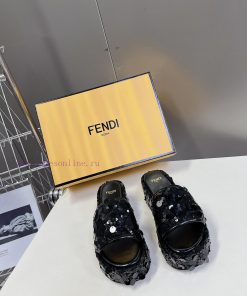 Fendi's Fashion Show Focuses On The Thick Soled Series With A New Product Launched. The Design 8n1xu05w