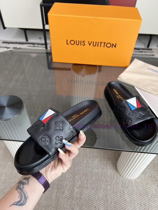 Louis Vuitton's 2024 Autumn And Winter New Slippers Are On The Market With 11 High-end Customiz a759qjr4 - Image 5