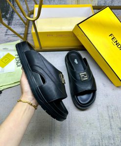 FENDI's Latest Wide Padded Slippers With Black Cowhide Fabric Embellished With F-metal Accessor ys1boh3g