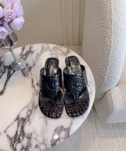 Christian Louboutin's New Crocodile Patterned Thick Heel Clip Toe Slippers Are Simple And Versa hc7efrym