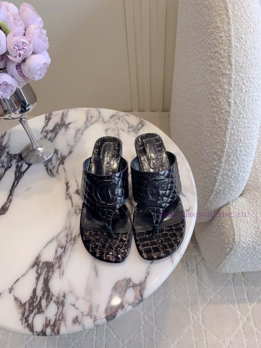 Christian Louboutin's New Crocodile Patterned Thick Heel Clip Toe Slippers Are Simple And Versa hc7efrym - Image 2