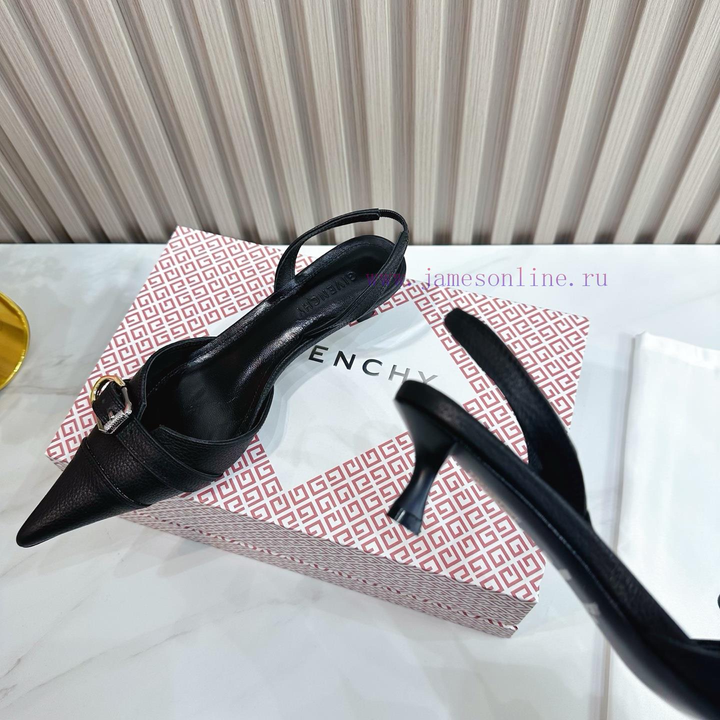 In 2025 SSS Launches GIVENCHY's Spring And Summer New Collection - The Brand's Iconic Retro Ele 4ewpbj5d - Image 9