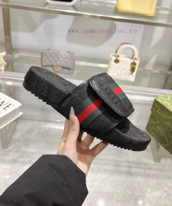 P Unisex GG Gucciucci SlippersGucci Women's Signature Shoes Highlight A Striking Theme With A F izxtizax