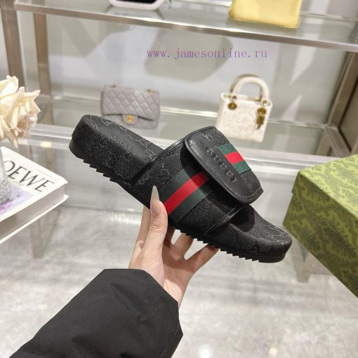 P Unisex GG Gucciucci SlippersGucci Women's Signature Shoes Highlight A Striking Theme With A F izxtizax