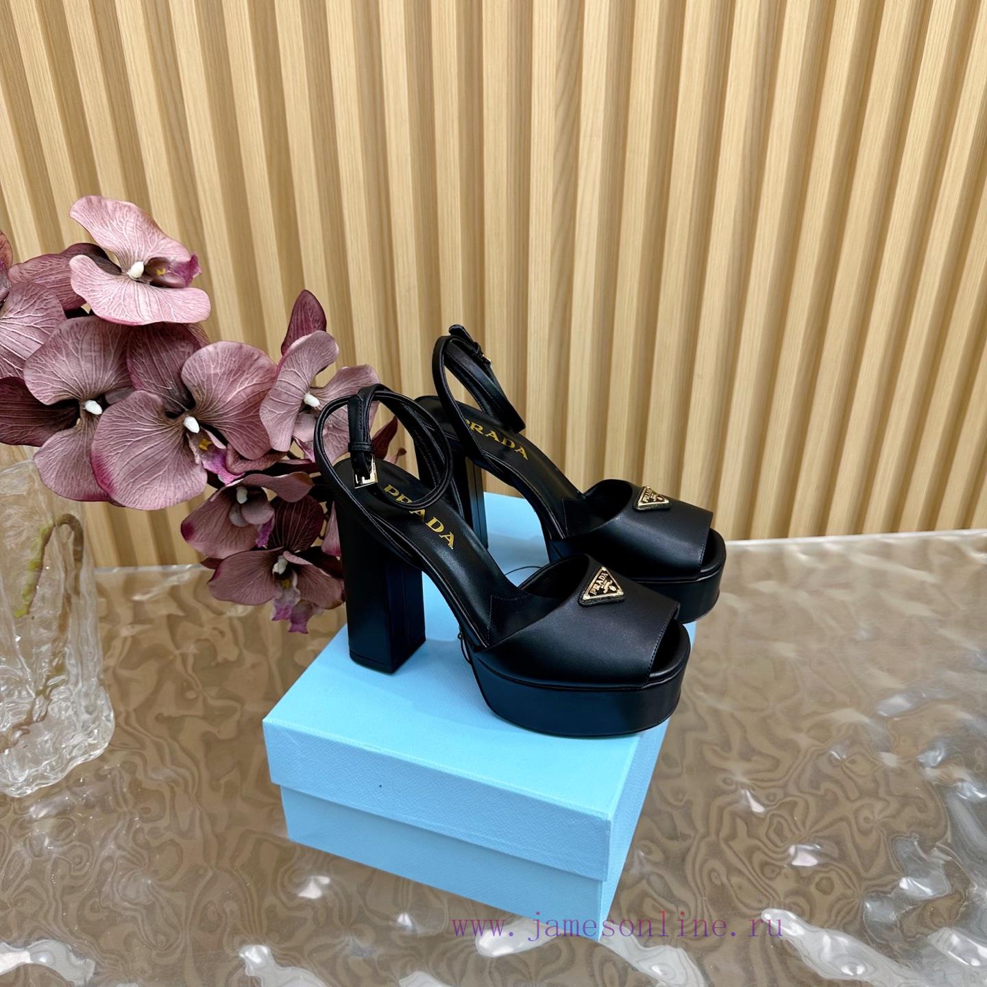 Prada Original 11 Remakes———————————————2025 Prada Early Spring Fashion Show T-stage Hot Produc iuqn3335