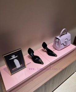 The Design Master Forgotten By The PublicElsa Schiaparelli Elsa SchiaparelliChanel's Lifelong R s80q09za