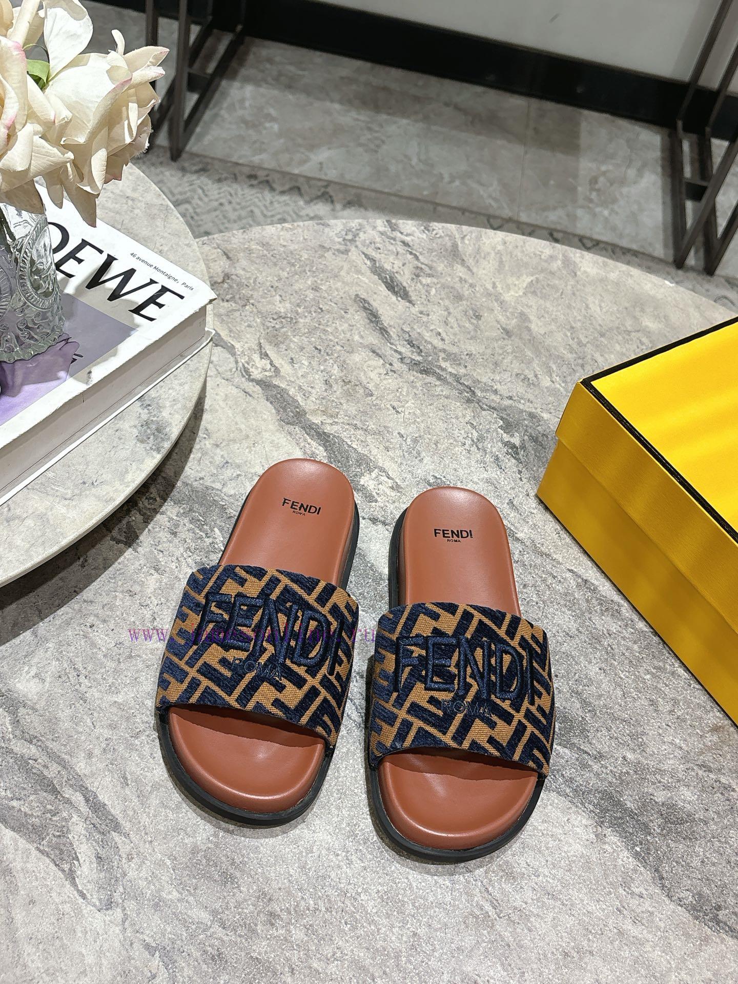 Fendi's Couple's Fashion Show Main Promotion Is The Slipper Series With A New Product Launched. e0f0xp9t
