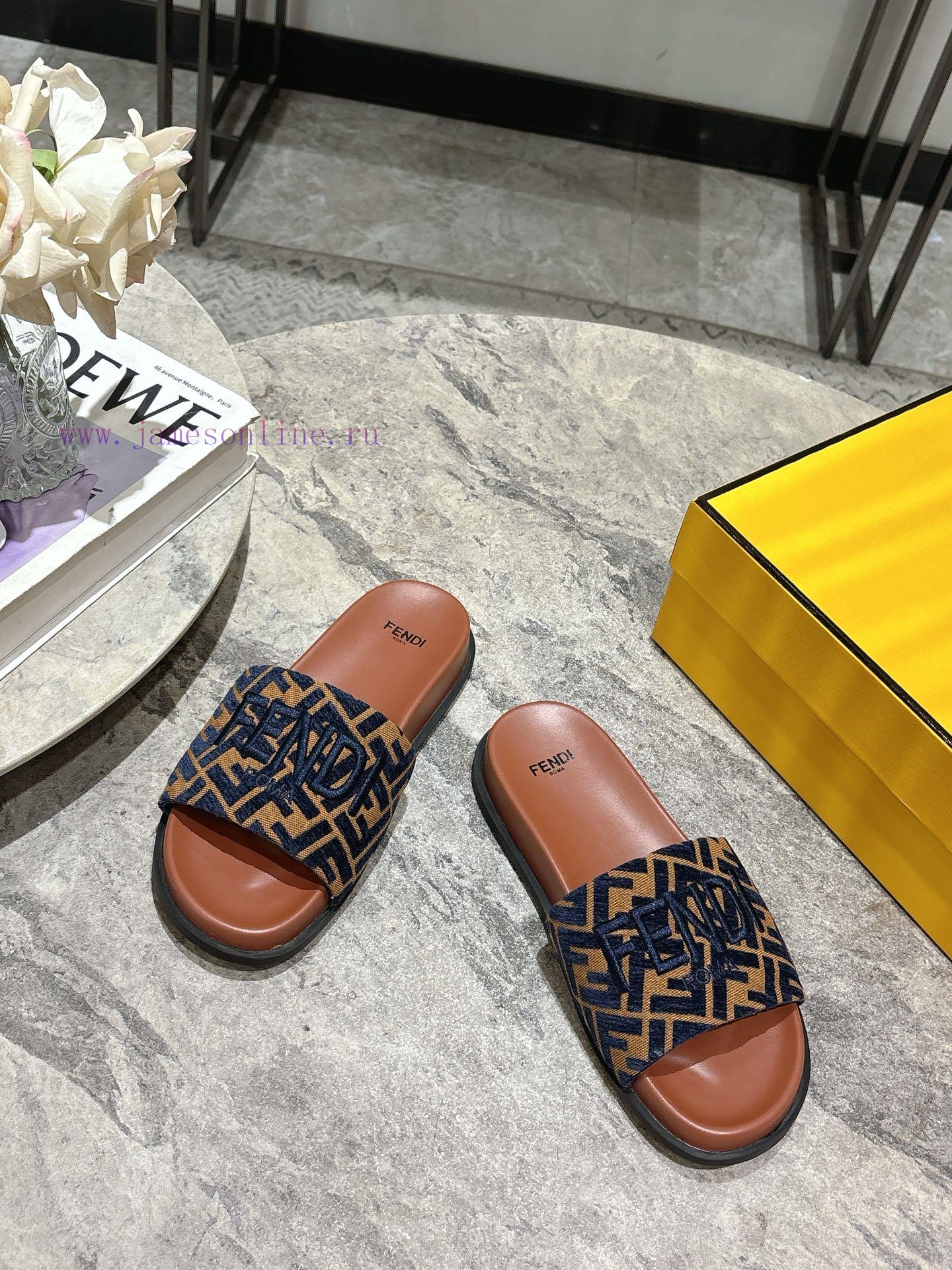 Fendi's Couple's Fashion Show Main Promotion Is The Slipper Series With A New Product Launched. e0f0xp9t - Image 3