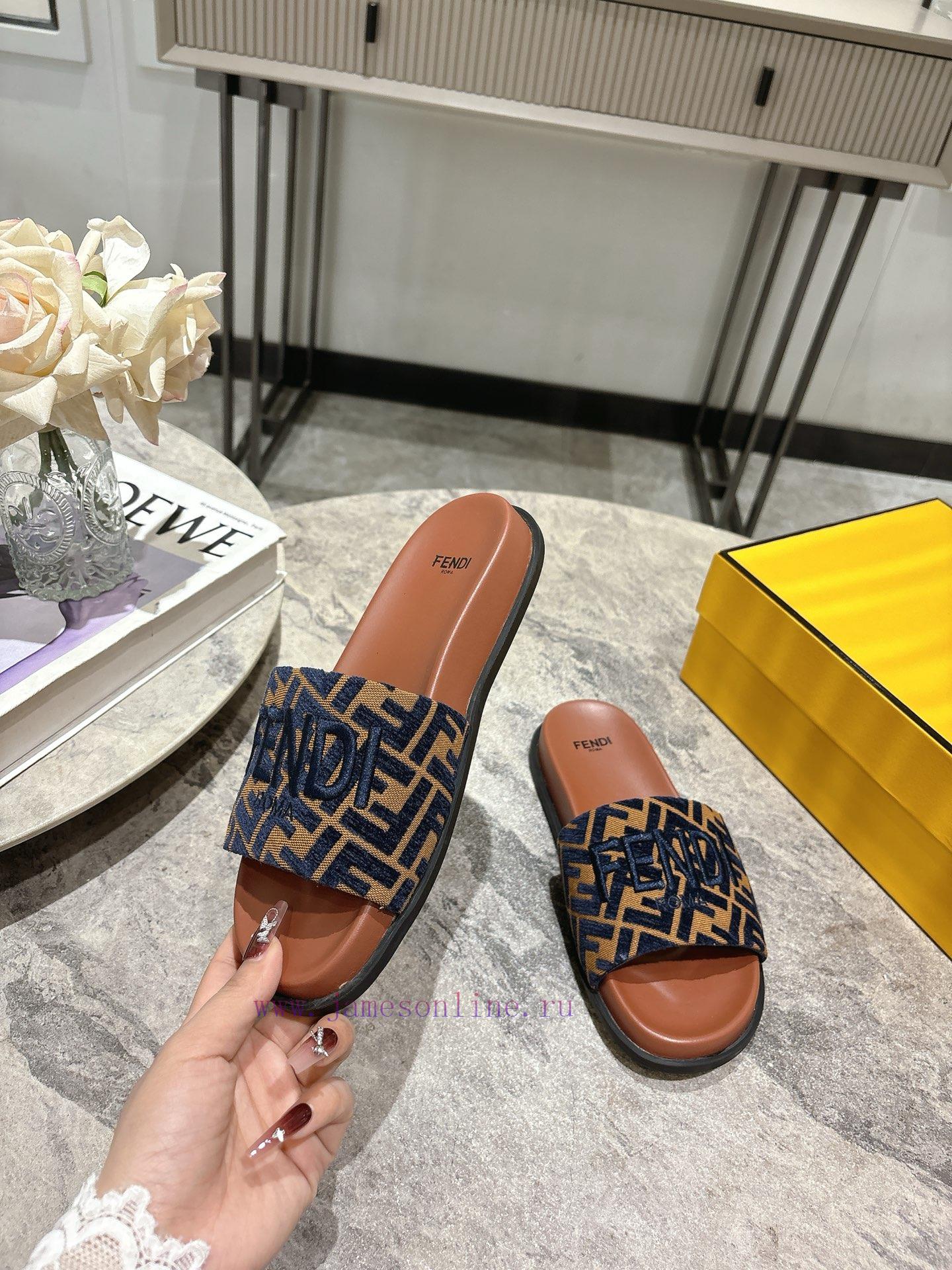 Fendi's Couple's Fashion Show Main Promotion Is The Slipper Series With A New Product Launched. e0f0xp9t - Image 4