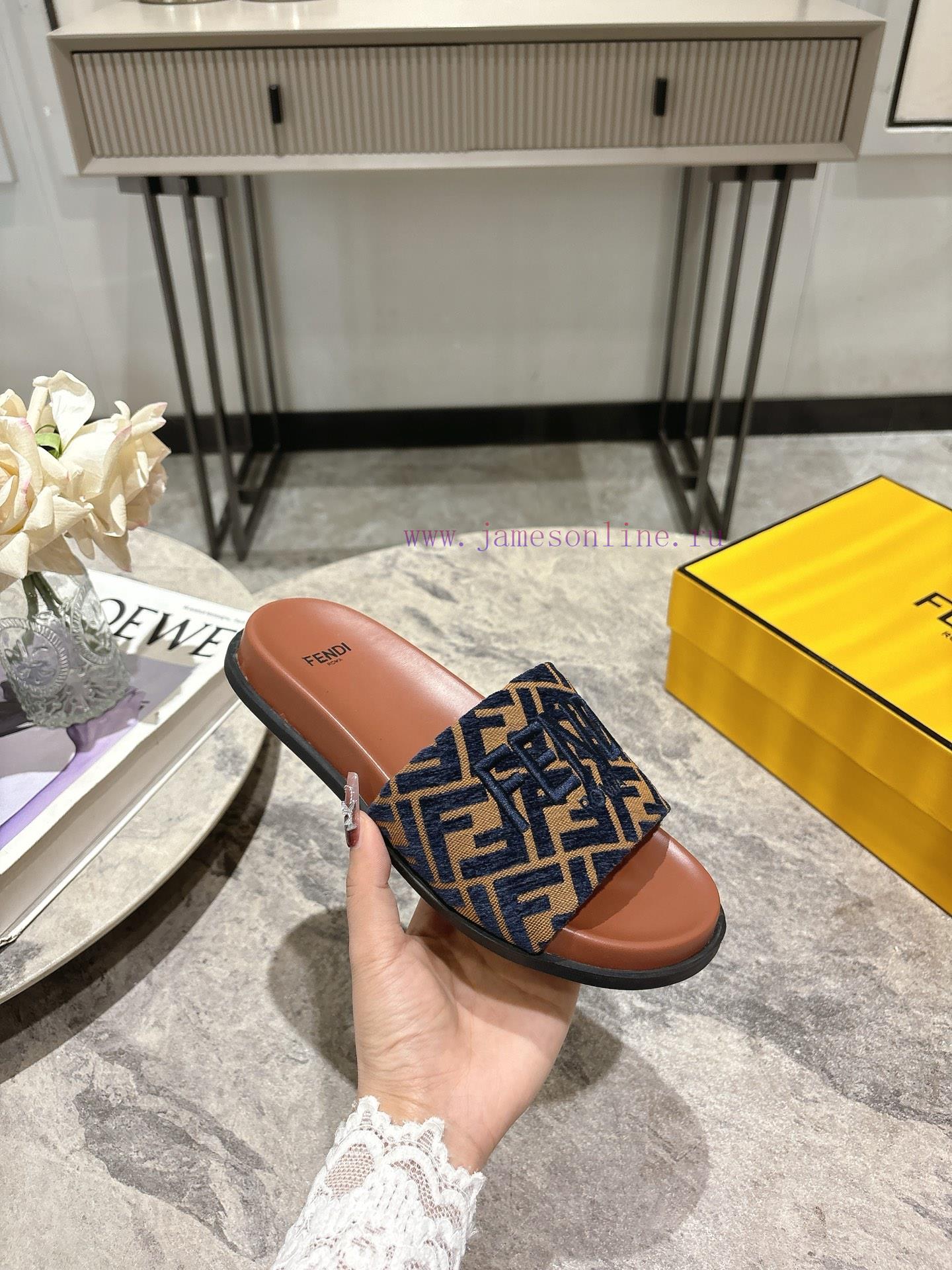 Fendi's Couple's Fashion Show Main Promotion Is The Slipper Series With A New Product Launched. e0f0xp9t - Image 5